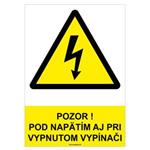 Pozor! Pod napätím aj pri vypnutom vypínači-bezpečnostná tabuľka, samolepka A4